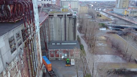Verlassenes-Fabrikgebäude,-Luftaufnahme-Einer-Drohne-Außerhalb-Einer-Beschädigten-Struktur-In-Montreal,-Kanada