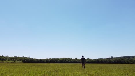 Einsamer-Mann-Spaziert-Durch-Grüne-Felder