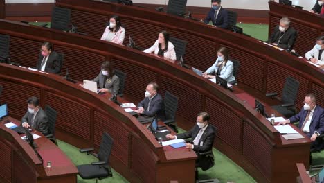 Se-Ve-A-Los-Legisladores-En-La-Cámara-Principal-Del-Edificio-Del-Consejo-Legislativo-Mientras-Escuchan-A-John-Lee-Ka-chiu,-Director-Ejecutivo-De-Hong-Kong,-Pronunciar-El-Discurso-Político-Anual-En-Hong-Kong.
