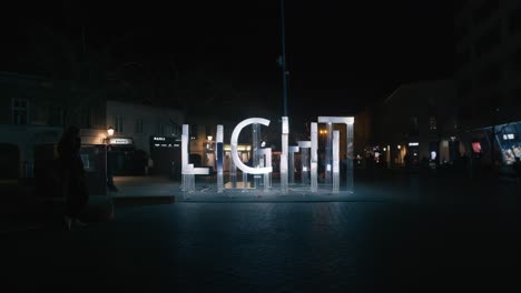 Beleuchtetes-„Licht“-Schild,-Europäischer-Platz,-Zagreb-Festival-Of-Lights