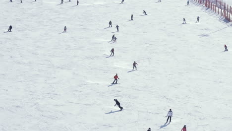 Gente-Esquiando-Y-Haciendo-Snowboard-En-Una-Pendiente-De-La-Estación-De-Esquí.