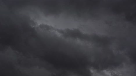 Epische-Filmische-Komposition:-Dunkle-Wolken-Am-Himmel-In-Bewegung-Schaffen-Einen-Dramatischen-Stürmischen-Abendhintergrund