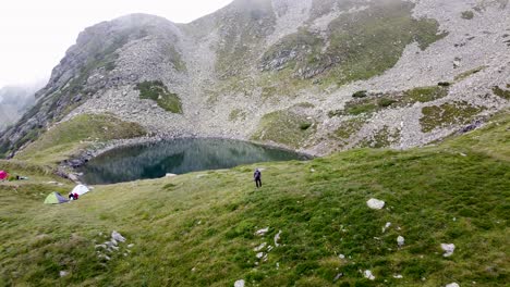 Naturabenteuer---Wanderer-Inmitten-üppiger-Bergvegetation,-Mit-Blick-Auf-Den-Malerischen-Iezersee-In-Rumäniens-Majestätischer-Natur