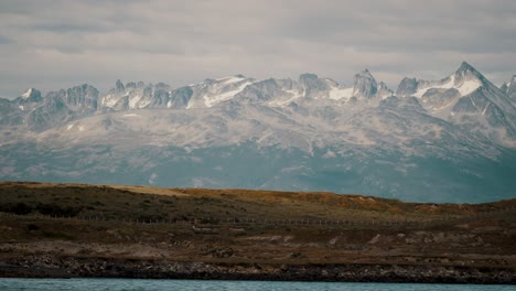 Paisaje-De-Montañas-Nevadas-De-Tierra-Del-Fuego-En-Argentina