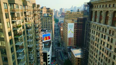 Flatiron-Building,-Manhattan,-NYC,-Ikonischer-Dreieckiger-Wolkenkratzer