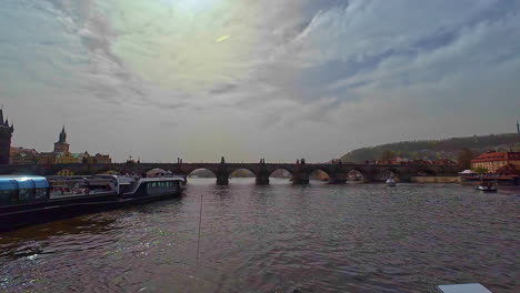 Imágenes-De-Vuelo-Bajo-Sobre-El-Río-Moldava-En-Praga-Hacia-Uno-De-Los-Puentes-Antiguos.