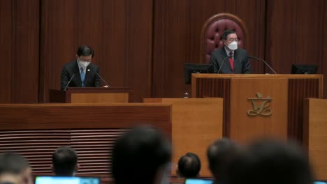 Los-Legisladores-Escuchan-A-John-Lee-Ka-chiu,-Director-Ejecutivo-De-Hong-Kong,-Pronunciando-El-Discurso-Político-Anual-En-El-Edificio-Del-Consejo-Legislativo-En-Hong-Kong.