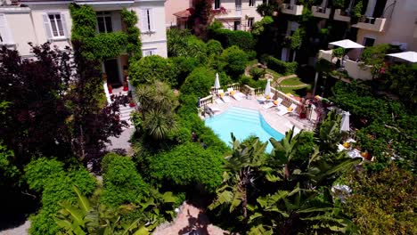 Vista-Aérea-Del-Jardín-Botánico-Y-La-Fuente-Del-Prestigioso-Hotel-Con-Piscina.