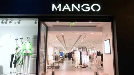 Fußgänger-Gehen-Nachts-Am-Mango-Store-Der-Spanischen-Multinationalen-Bekleidungsmarke-In-Spanien-Vorbei