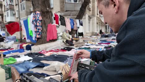 Colección-De-Libros-Antiguos-En-El-Mercado-De-Segunda-Mano-Vintage-Chisinau-Moldavia