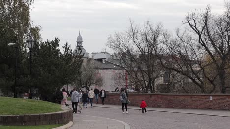 Turistas-En-El-Castillo-Real-De-Wawel-En-Cracovia,-Polonia