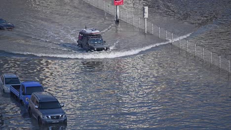 Am-19.-April-2024-Staute-Sich-Der-Verkehr-Auf-Einer-überfluteten-Straße-In-Den-Nördlichen-Emiraten-Der-Vereinigten-Arabischen-Emirate,-Nachdem-Das-Land-Von-Rekordverdächtigen-Regenfällen-Heimgesucht-Worden-War