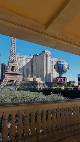 Video-Vertical-De-Los-Edificios-Del-Strip-De-Las-Vegas-En-Un-Día-Soleado,-Paris-Casino-Hotel-De-Bellagio