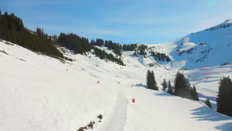 Drohnenansicht-Der-Französischen-Alpen-Von-Einem-Sessellift-Aus,-Hoher-Winkel-In-Flaine,-Frankreich