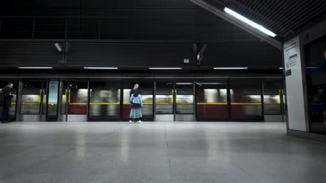 Menschen-Auf-Dem-Bahnsteig-In-Canary-Wharf-Als-Der-Zug-Der-Jubilee-Line-Ankommt