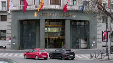 La-Entrada-Principal-De-La-Multinacional-Hotelera-Británica-Intercontinental-Hotels-Group,-Comercializada-Como-IHG-Hotels-And-Resorts,-Logotipo-En-España.