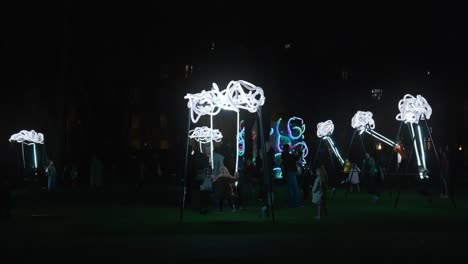 Glühende-Wolkenformationen-Am-Masurischen-Platz,-Zagreber-Lichterfestival