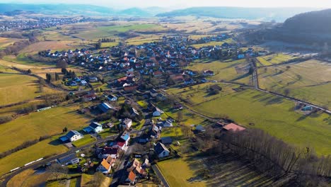 El-Dron-Se-Desliza-Sobre-Un-Pintoresco-Pueblo-Ubicado-Entre-Suaves-Colinas