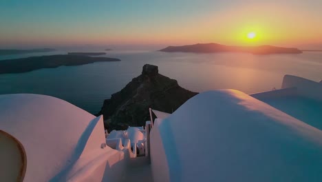 Romántica-Puesta-De-Sol-Sobre-Los-Tejados-De-Santorini