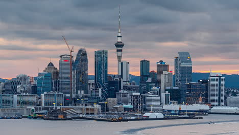 Auckland,-Horizonte-Y-Puerto-De-Nueva-Zelanda:-Vibrante-Y-Colorido-Atardecer-Hasta-El-Lapso-De-Tiempo-Nocturno