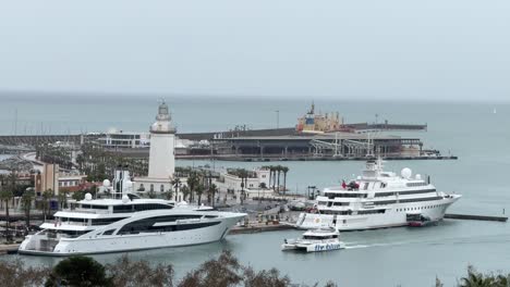 Puerto-Deportivo-De-Málaga,-España,-En-El-Mar-Mediterráneo-De-Alborán,-Yate-Caro