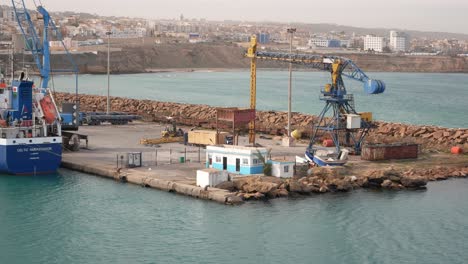 Barco-De-Carga-De-Contenedores-En-El-Puerto-De-Mostaganem,-Argelia