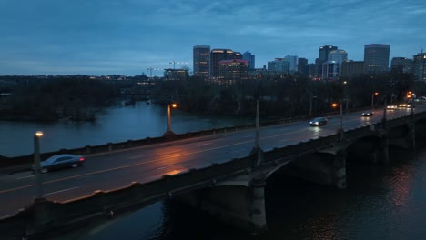 Skyline-Von-Richmond-Bei-Nacht,-Gesehen-Von-Der-Drohnenverfolgungsbrücke-über-Den-James-River