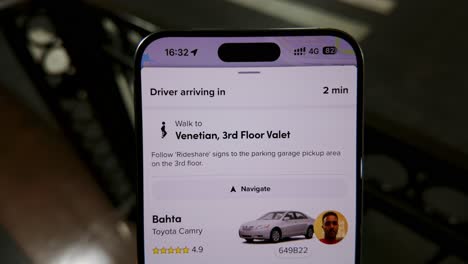 Hand-Zeigt-Funktionen-Der-Rideshare-App-Auf-Dem-Smartphone-Bildschirm