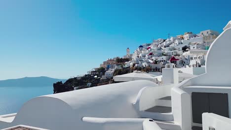 La-Ciudad-De-Santorini-Con-Su-Típica-Arquitectura-En-Cascada-Y-Casas-Blancas-Es-Un-Destino-Turístico-Popular.