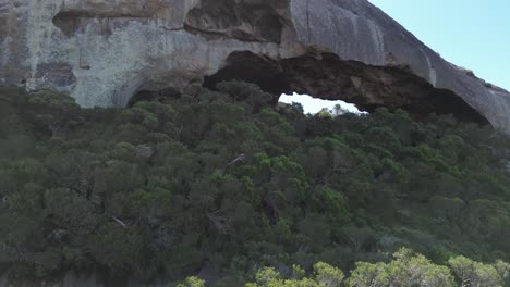 Drohnenflug-Zur-Höhle-Auf-Dem-Gipfel-Des-Frenchman-Mountain-Im-Gebiet-Cape-Le-Grand