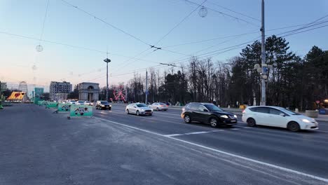 Verkehr-In-Der-Innenstadt-Von-Chisinau-Moldawien-Teure-Autos-Vorbei-An-Osteuropa
