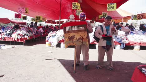 Smiling-and-friendly-organ-grinders-at-tianguis-marketplaces-in-Mexico