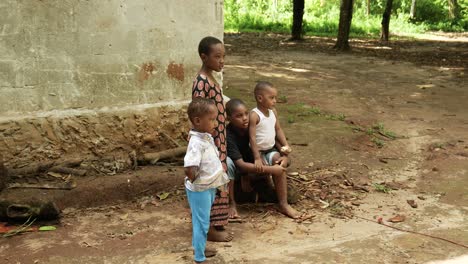 Eine-Gruppe-Tansanischer-Kinder-In-Einem-Abgelegenen-Dorf-In-Afrika