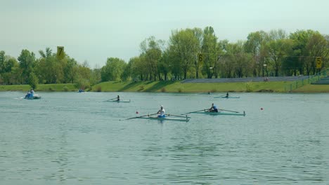 Gente-En-Botes-De-Remos-En-El-Lago-Jarun-Zagreb