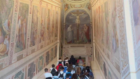 Grupo-De-Estudiantes-Católicos-Rezan-Mientras-Ascienden-A-La-Scala-Santa,-El-Santuario-Pontificio-De-La-Escalera-Santa,-En-Roma,-Italia