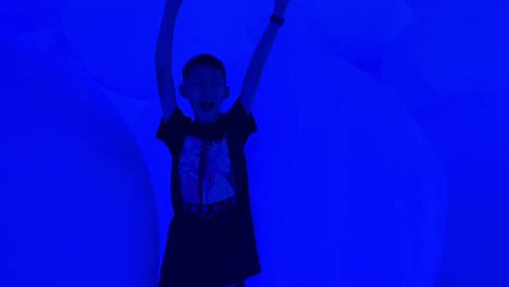Joven-Turista-Feliz-En-Japón-Divirtiéndose-En-El-Famoso-Museo-Interactivo-Teamlab-Planet-En-Toyosu,-Tokio