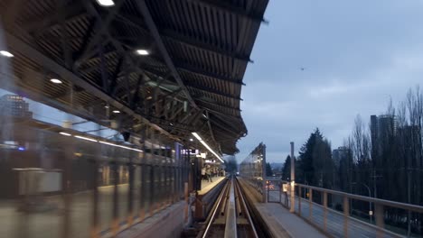 Zughaltestelle-über-Dem-Bahnsteig-Mit-Wartenden-Passagieren-In-Vancouver,-British-Columbia,-Kanada