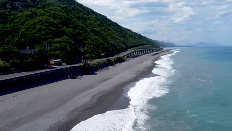 Drohnenansicht-Der-Autobahn-Am-Meer-In-Japan