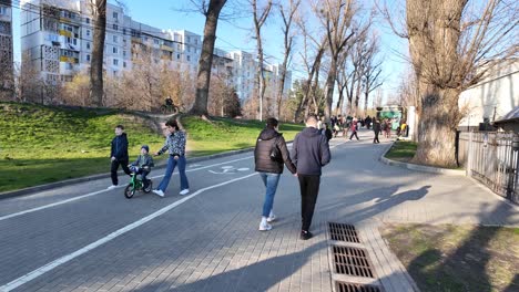 Estacione-La-Calle-Peatonal-En-Chisinau,-República-De-Moldavia,-Durante-El-Día.