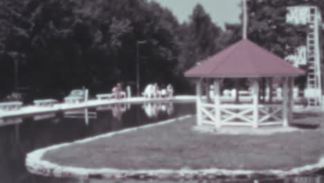 Cenador-Y-Barandilla-Junto-A-Un-Lago-Durante-El-Día-En-Un-Tranquilo-Día-Soleado-De-Los-Años-1930