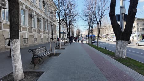 Calle-Peatonal-Principal-En-Chisinau-Moldavia-Durante-El-Caluroso-Invierno