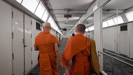 Monjes-Budistas-En-El-Aeropuerto-De-Chiang-Mai