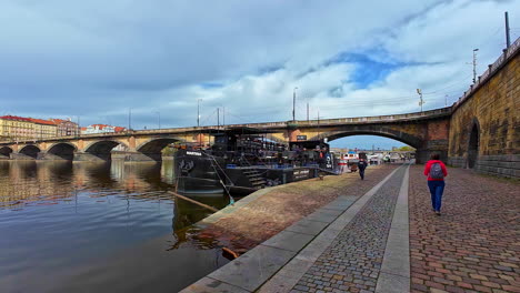 Low-Angle-Aufnahme-Von-Touristen,-Die-An-Einem-Bewölkten-Tag-Die-Historische-Karlsbrücke-In-Prag,-Tschechische-Republik,-Betrachten