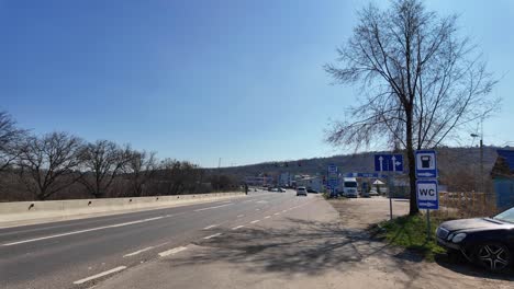 Fuera-De-La-Capital-De-La-República-De-Moldavia,-Chisinau,-Entrada-A-La-Carretera-De-La-Ciudad.