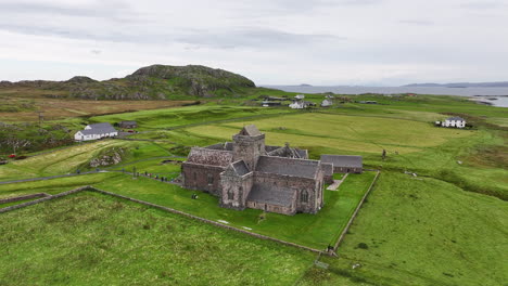 Abadía-Y-Convento-De-Iona,-Edificio-Medieval-Y-Punto-De-Referencia-De-Escocia,-Reino-Unido,-Vista-Aérea-De-Drones