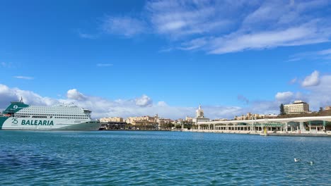 Hafenmarina-Für-Kreuzfahrtschiffe-In-Malaga,-Spanien,-Ruhiges-Alboran-Meer,-Keine-Wellen