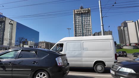 Chisinau,-República-De-Moldavia,-Tráfico-De-Automóviles-Cerca-Del-Hotel-Cosmos-En-El-Centro-De-La-Ciudad.