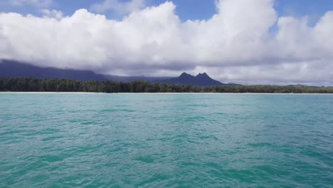 Drohnenaufnahmen-über-Dem-Türkisfarbenen-Wasser-Der-Waimanalo-Bay-Bis-Zum-Sandstrand-Von-Bagley-Beach-Auf-Der-Insel-Oahu,-Hawaii