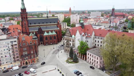 Volando-Sobre-La-Antigua-Iglesia-Luterana-De-Santa-María-En-Legnica,-Lehnice-Polonia