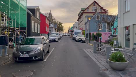 Gemütliche,-Ruhige-Straße-In-Reykjavik-Mit-Leuchtendem-Abendhimmel,-Handheld